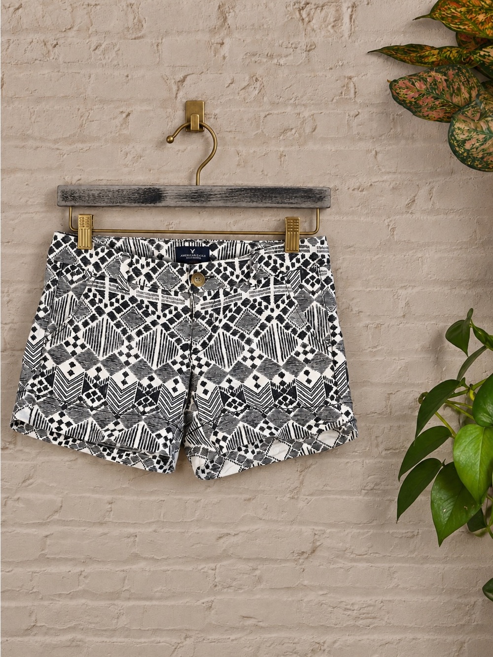 American Eagle Outfitters Black White Geometric Print Midi Shorts Size 2